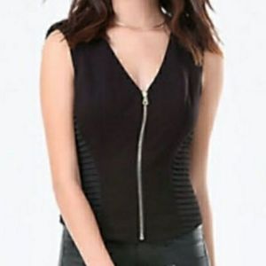 NWT bebe Kirstie Pintuck Zipper Closed Vest Size 4